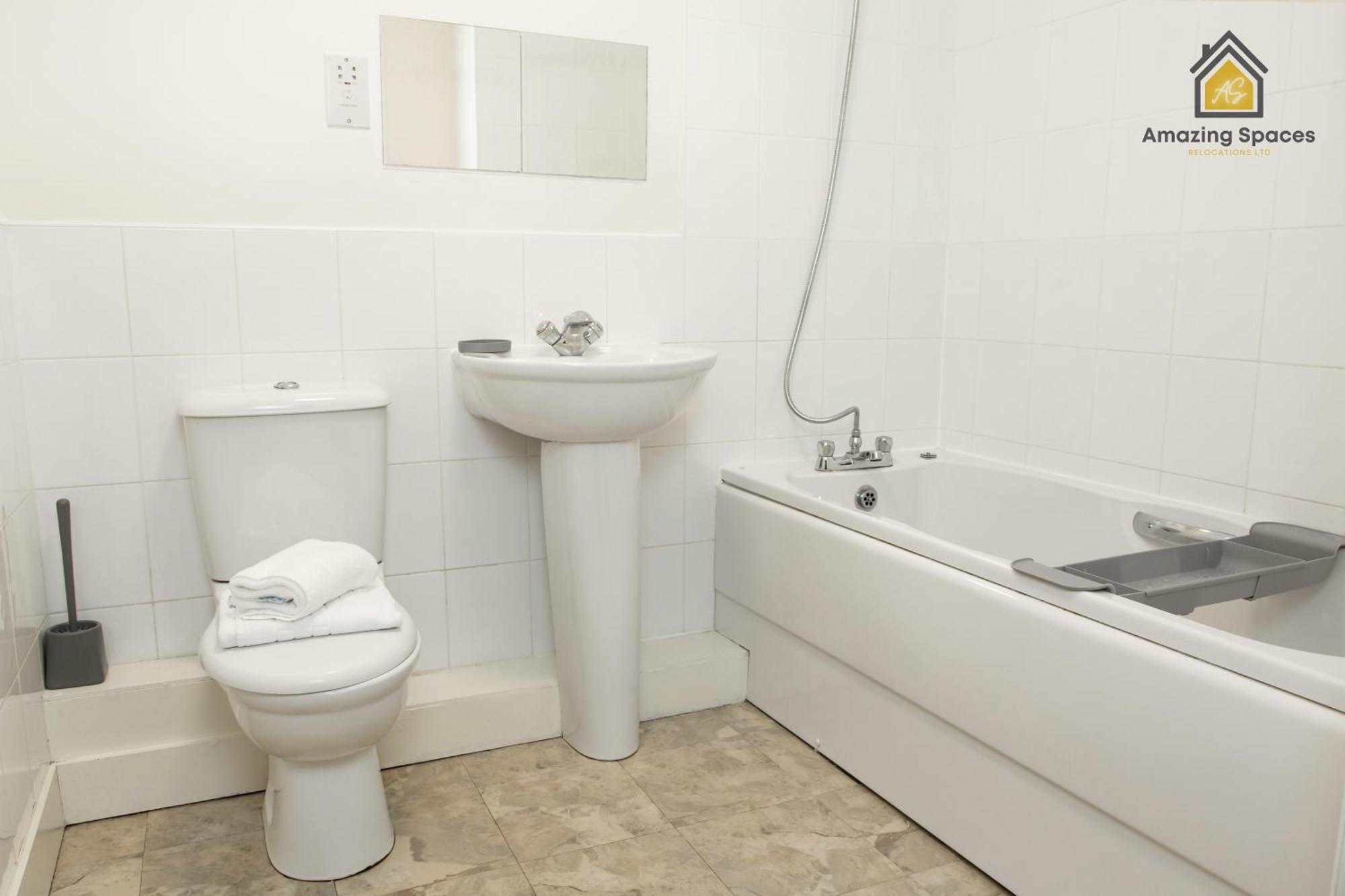 Spacious 2bedroom 2bathroom Flat In By Amazing Spaces Relocations Ltd. Apartment *